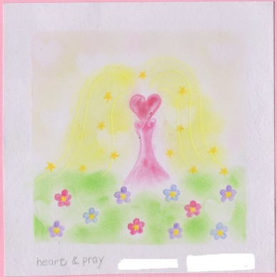 "heart & pray" 花の咲く野原の中に、赤い柱に載ったハート